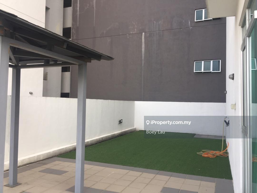 Well Maintained Unit For Sell, With Big Garden and 3 Car Park