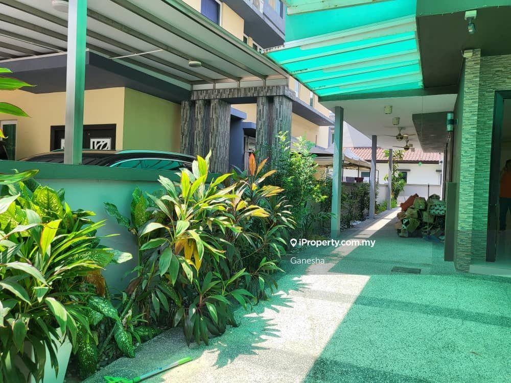 Quiet, Spacious and Classy Semi D ! 