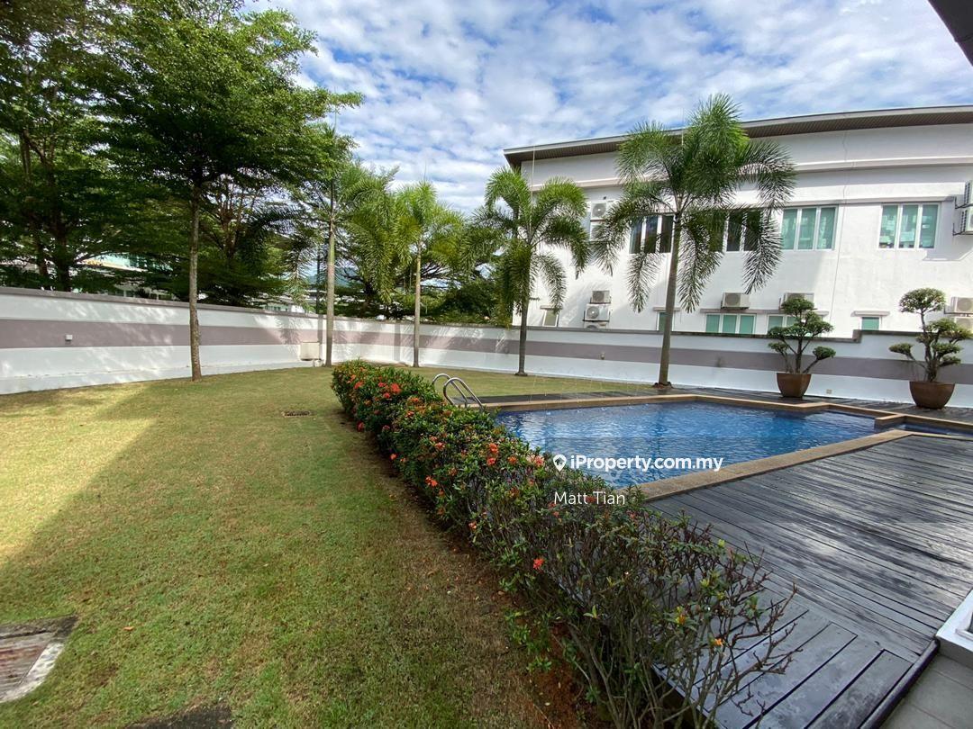 Corner semi-d house with 1 of the biggest land and pool for sale/rent