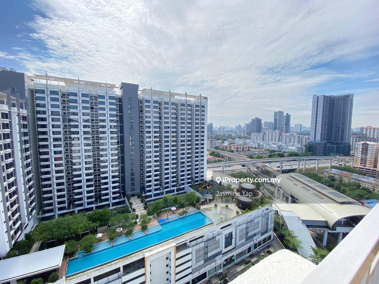 Convenient to LRT. Residential Home & Family Vibe. Peaceful & Quiet