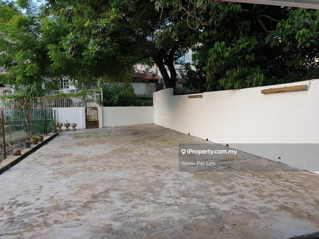 Rare unit w large backyard. Land 22'x140'. Room for further extension
