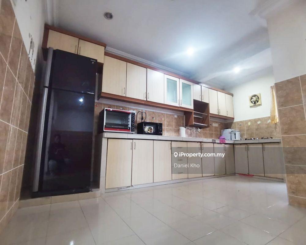 Renovated affordable 4 bedrooms home Kota Kemuning 