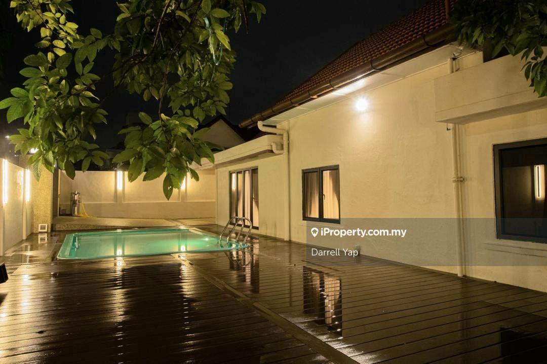 Newly renovated bungalow with swimming pool.