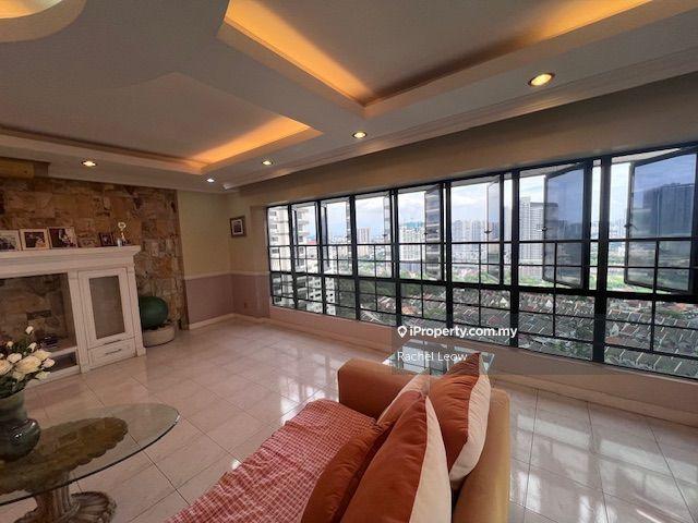 Beautiful spacious unit with breathtaking views and airiness