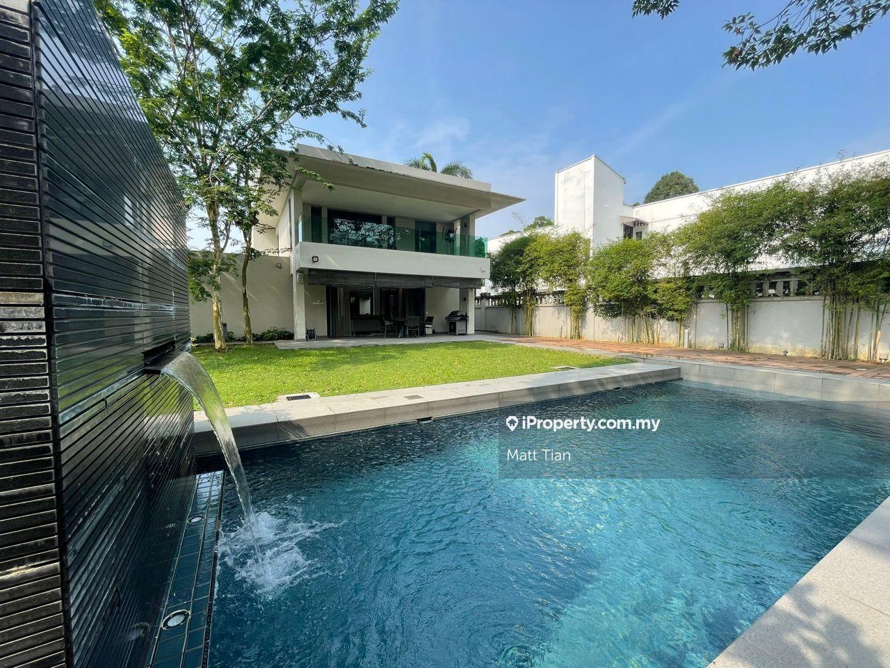 Stunning 2.5 sty bglow ampang hilltop location with tip top condition