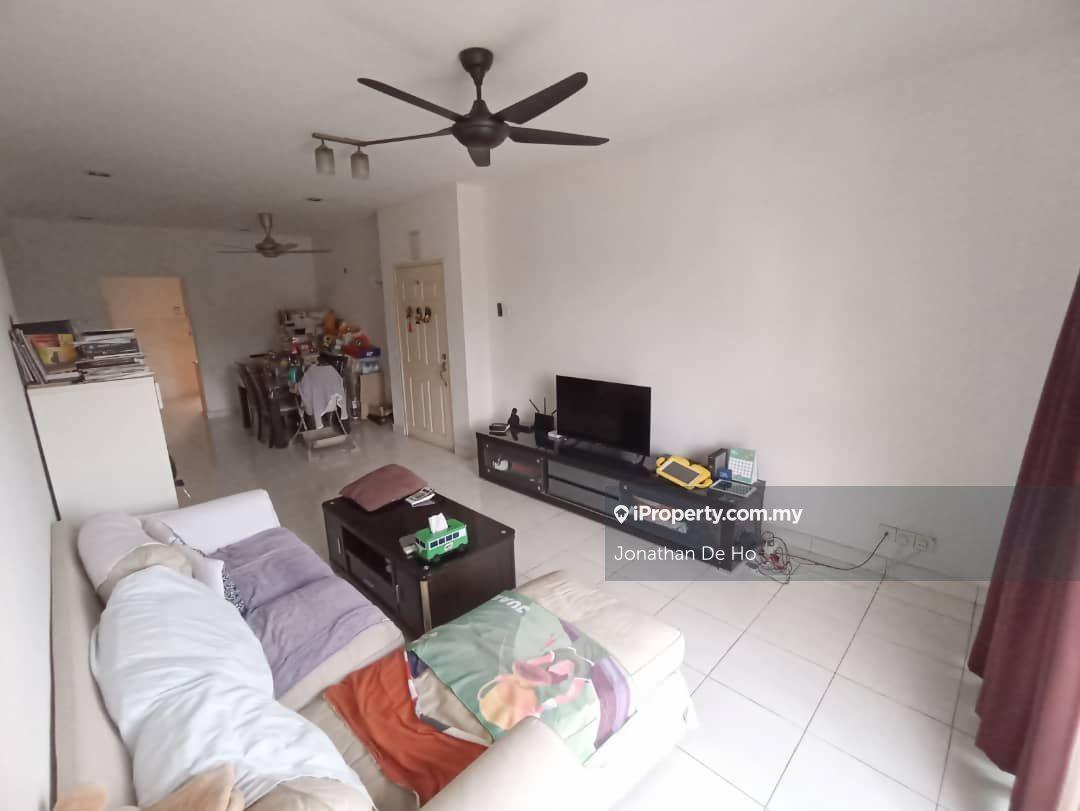 Newly painted, well maintain, spacious unit with 2 car park