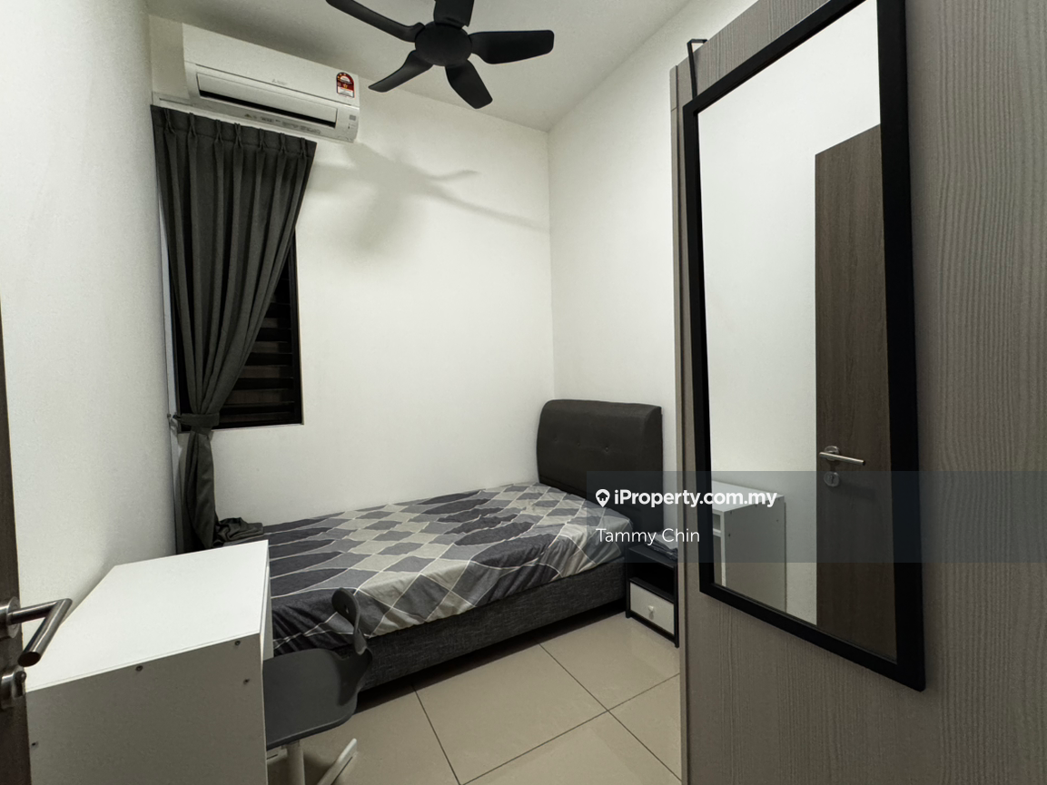 Ciq small n master room to rent