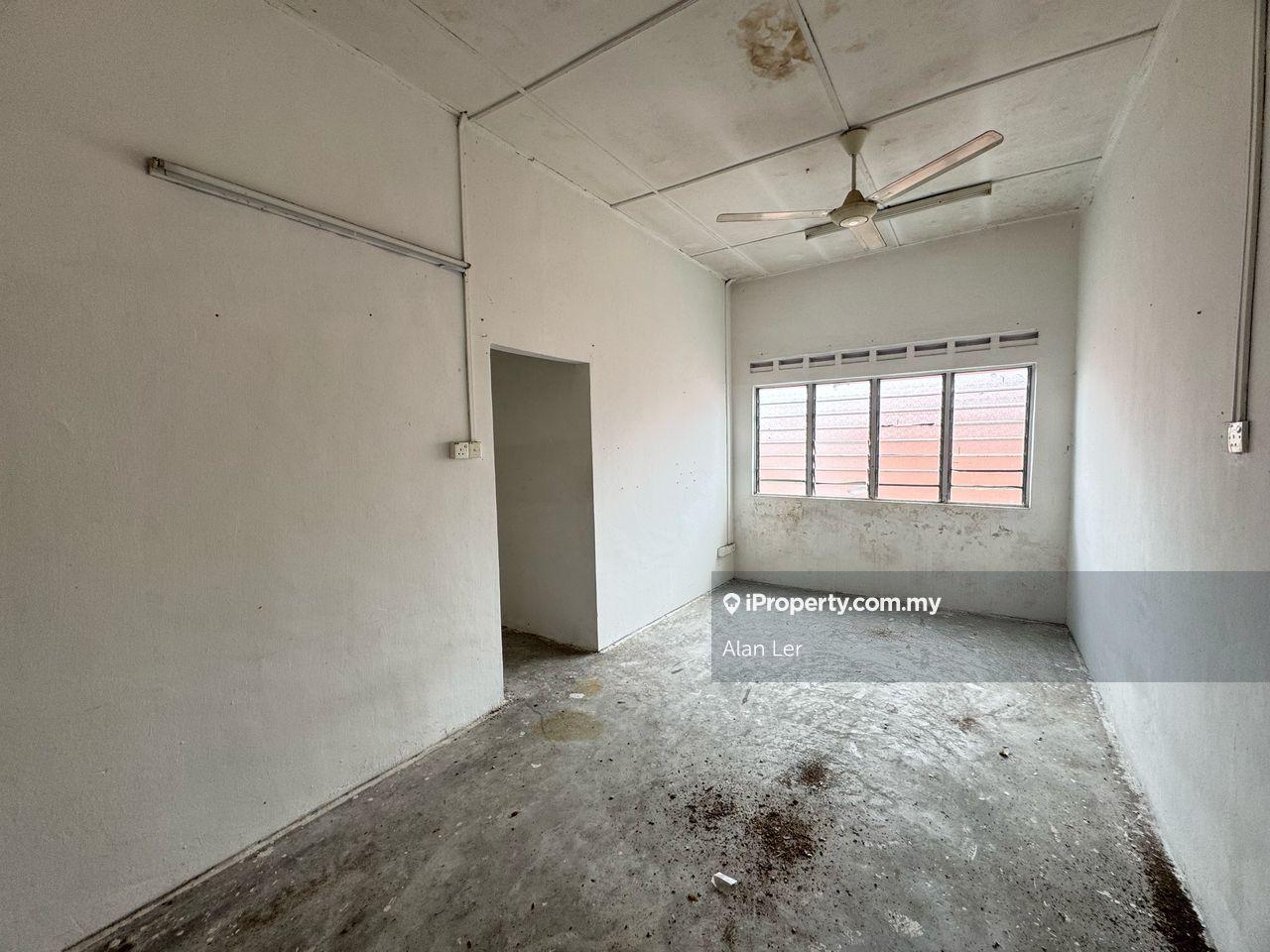 Low Cost Flat at Taman Pulai Utama For Sale
