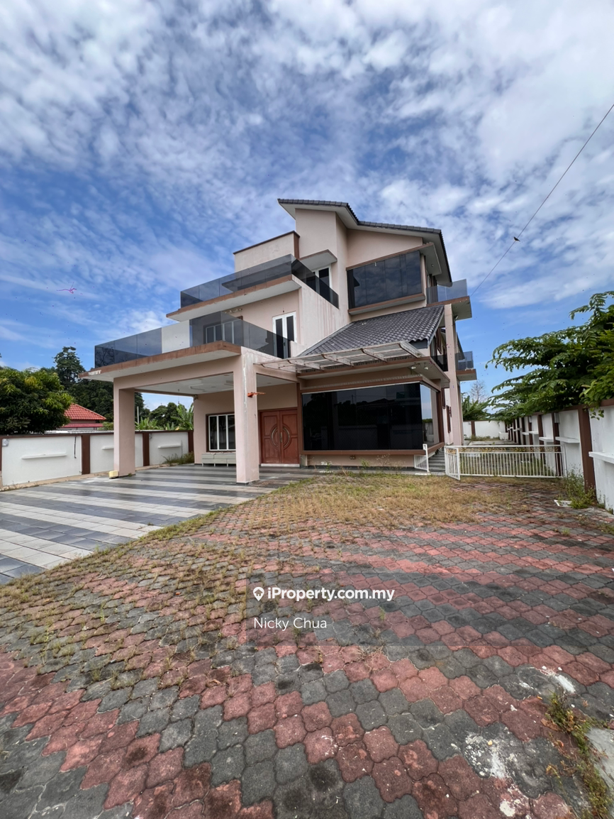 Nuri Indah 3 Storey Bungalow Fully Renovate For Sale