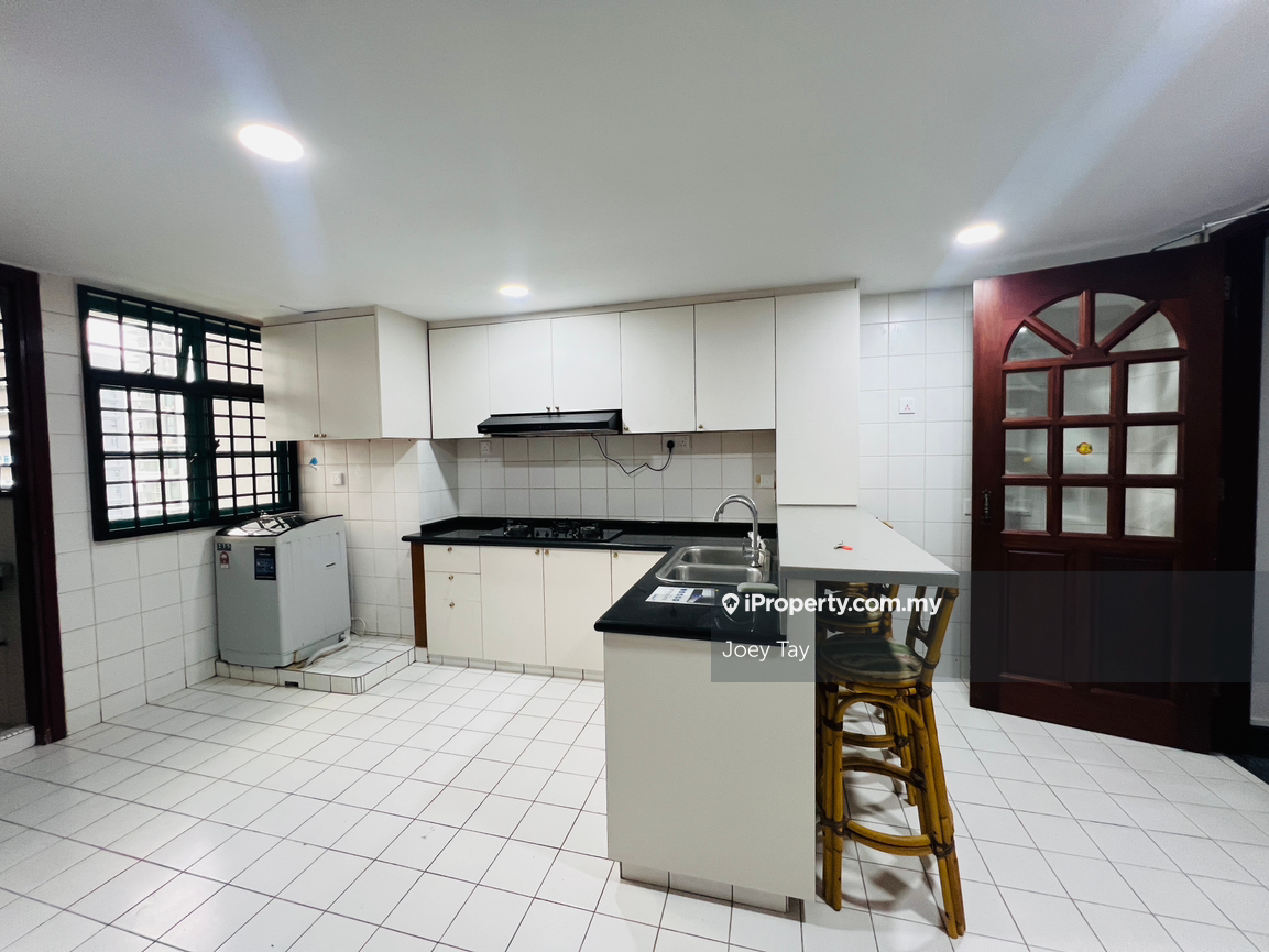New refurnish 4 bedrooms condo at permas