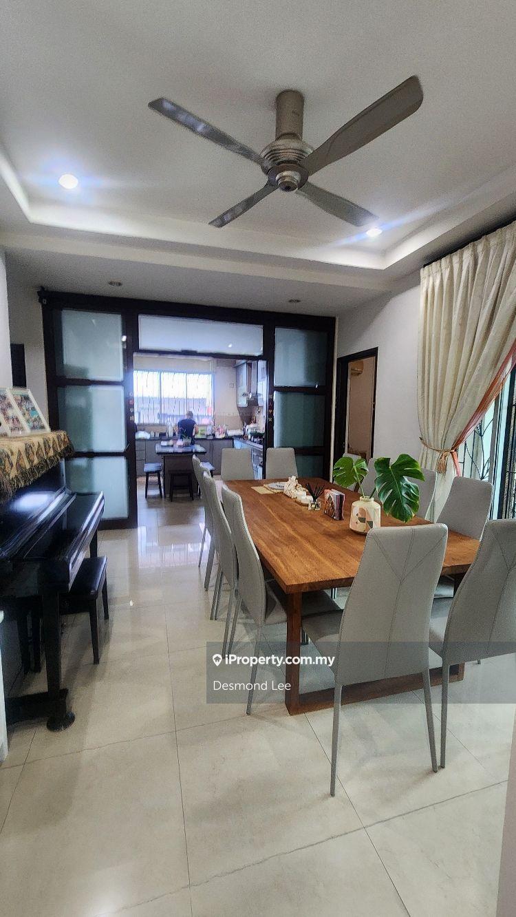 Tmn Impian Emas double storey Corner house for sale