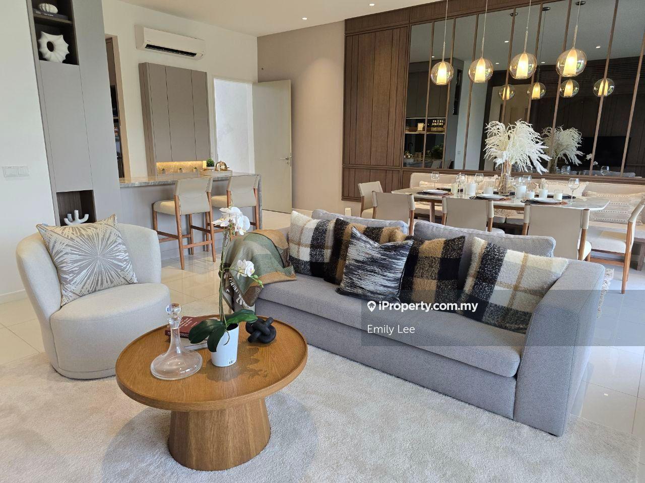 Freehold/ Fully Residential /Walking 35 steps to MRT Station/ Low Den