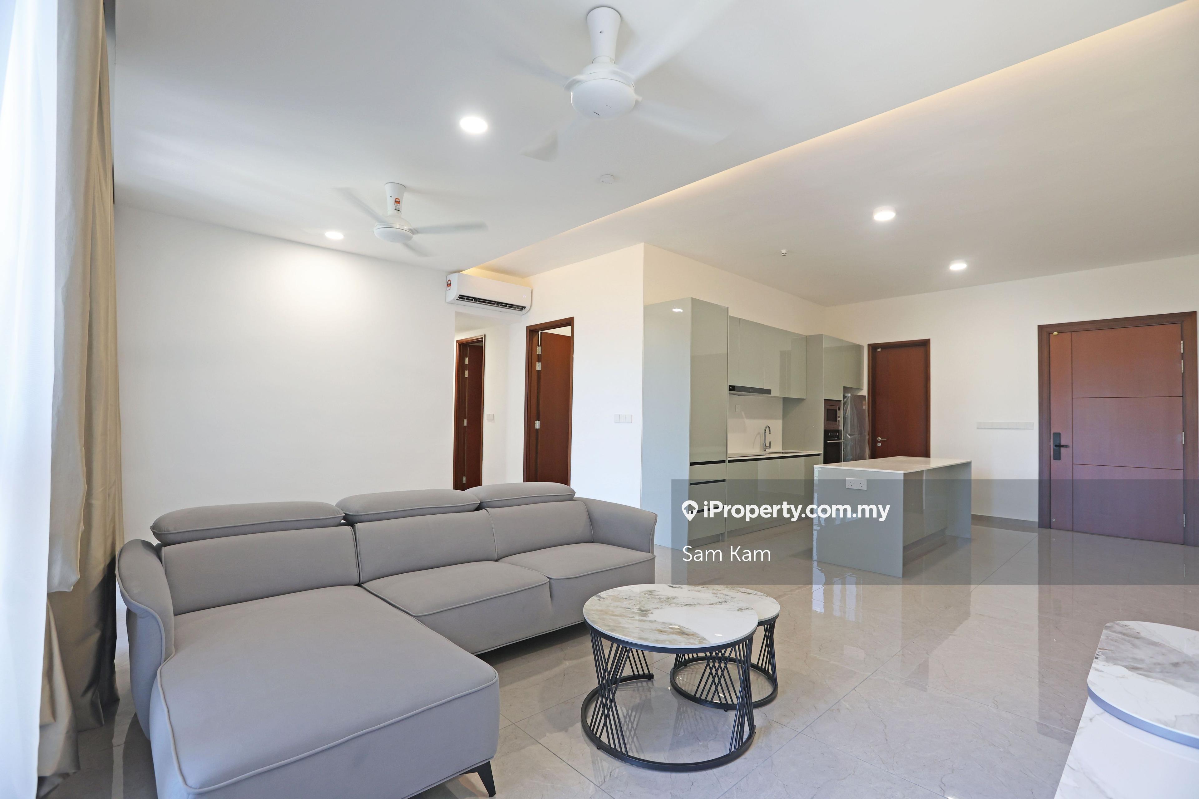 High-floor minimalistic unit with golf course view