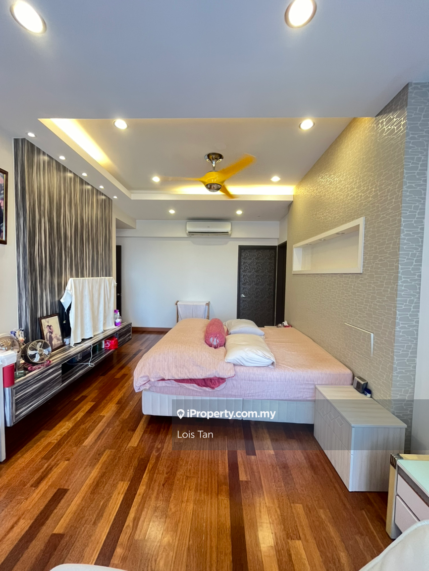 Just listed: 3 car parks, high floor,spacious layout, well kept