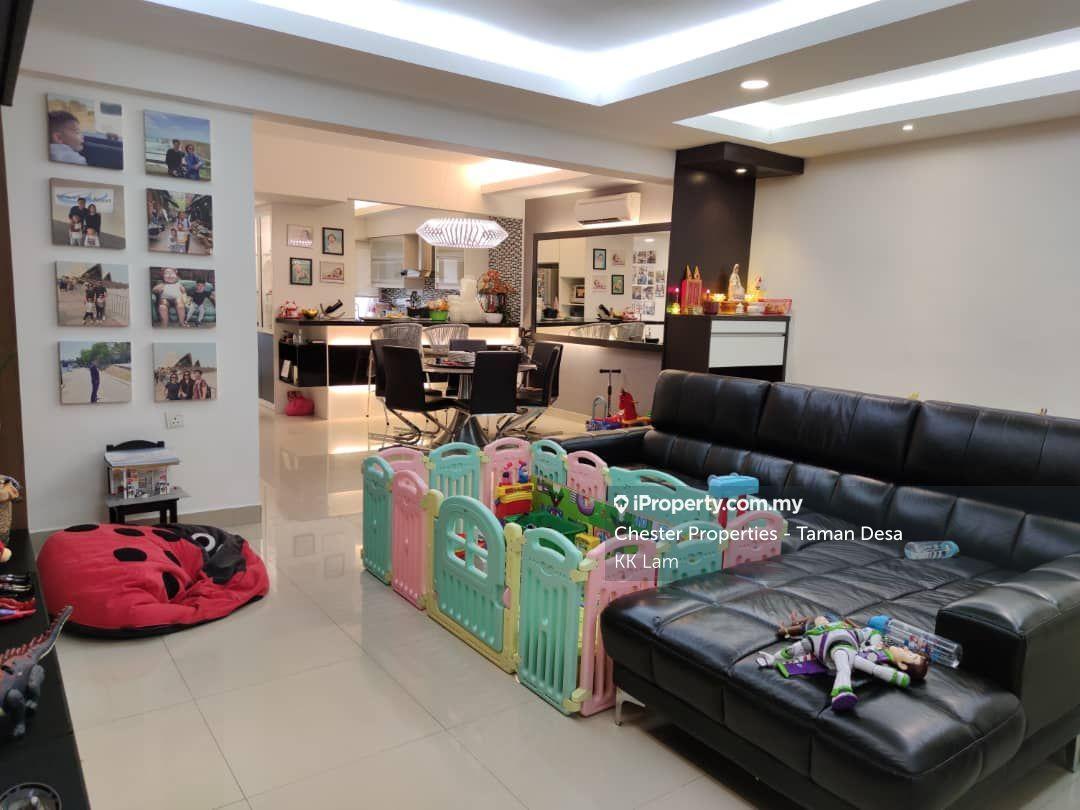 Ground Unit With ID Renovated Townhouse for Sale