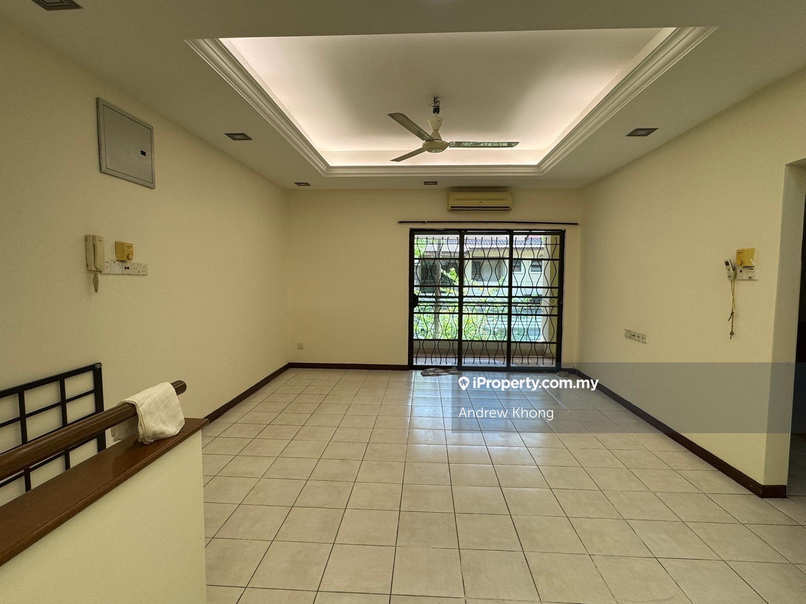 Luxury townhouse in Parkville. Upper unit w balcony & private garden.