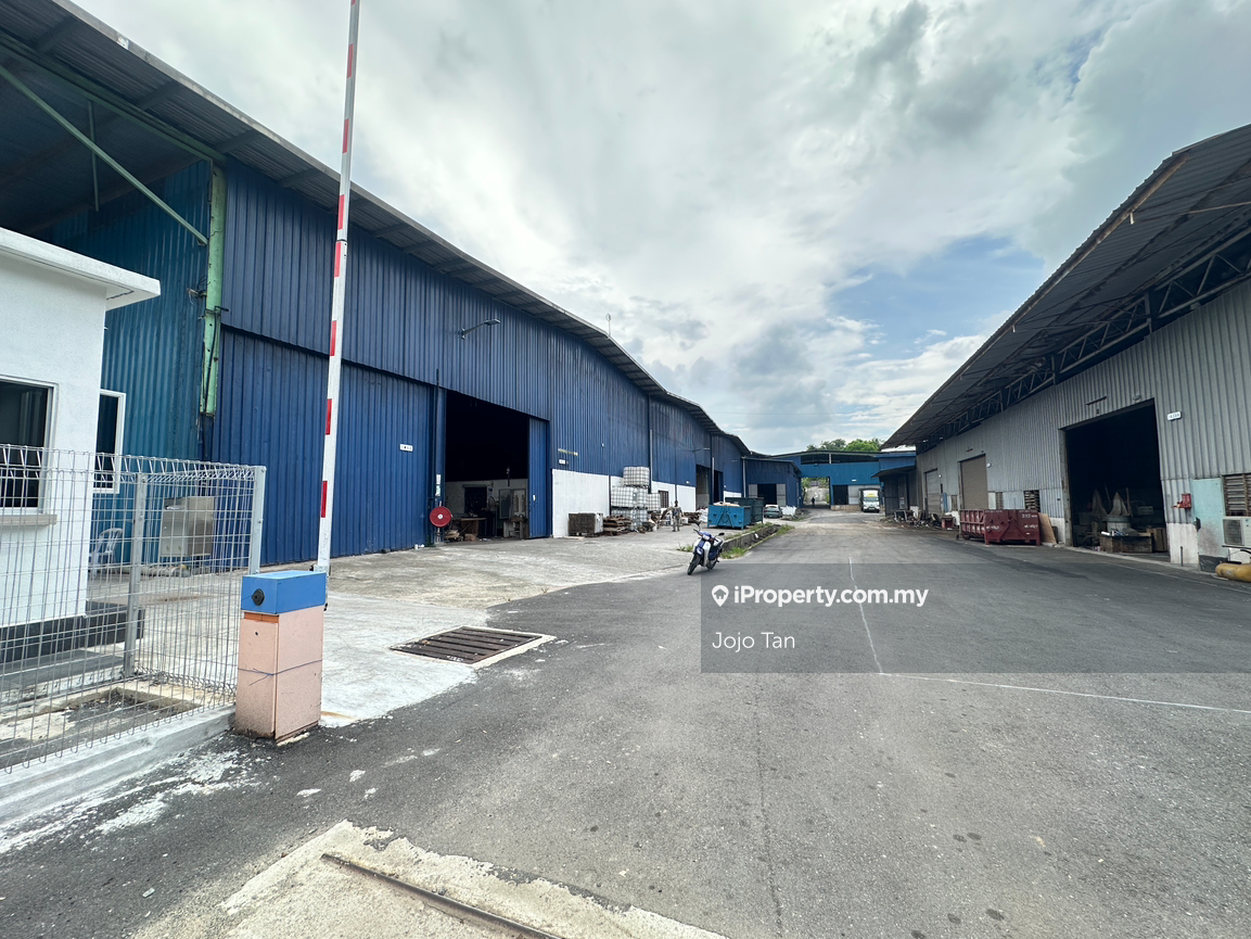 Big warehouse available for rent 
