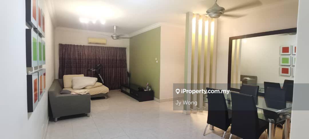 High Floor, Freehold, 1058sf