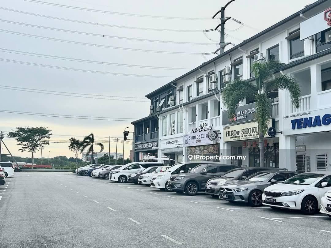 Adjoining unit - Freehold - Intermediate Lot