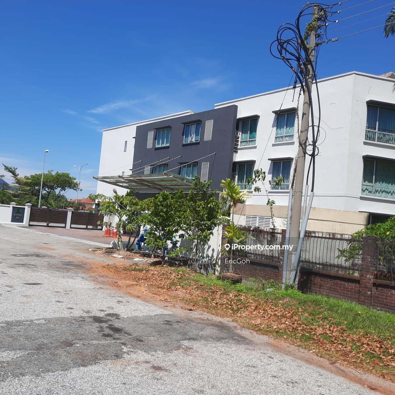 Freehold Condominium in Upmarket Neighbourhood