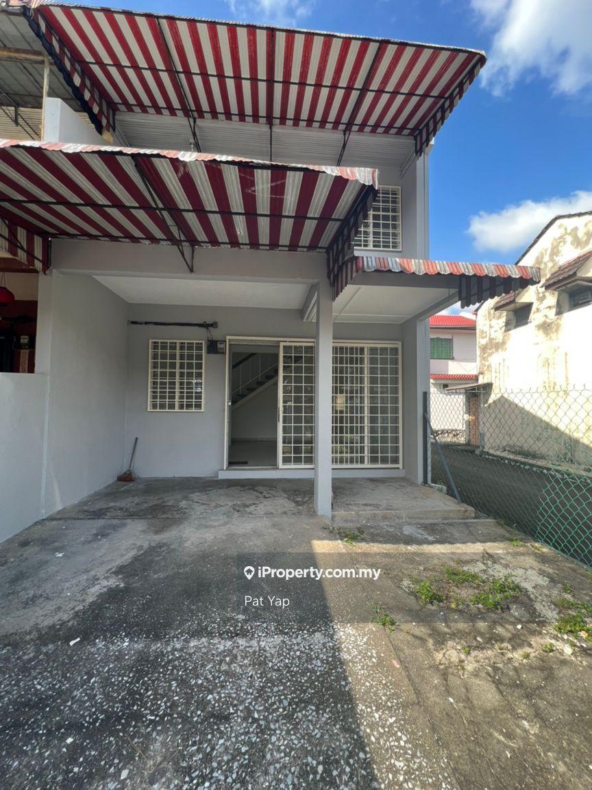 A compact house endlot for sale