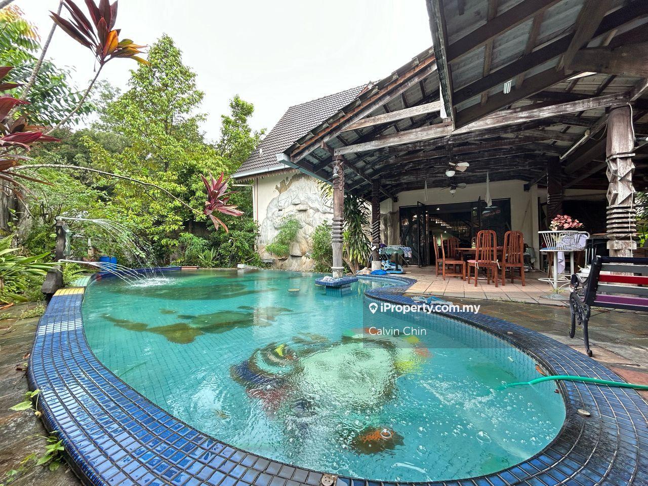With private pool, freehold