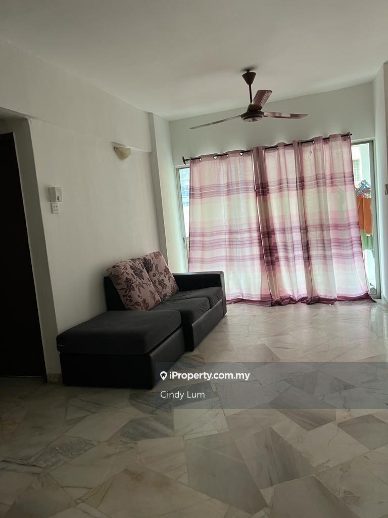 Short walk to LRT, shops, restaurants, schools