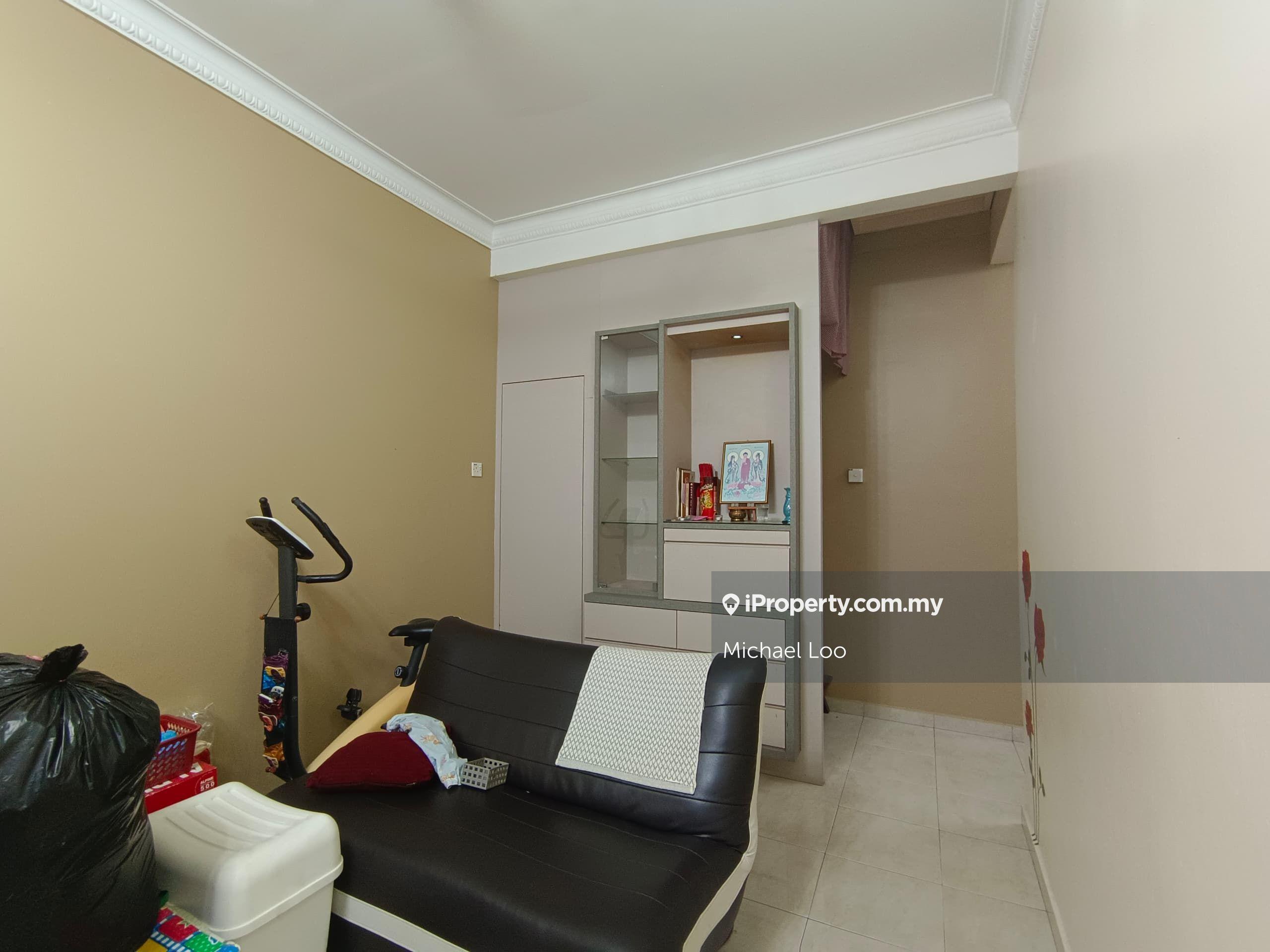 Rare inter-corner unit single storey terrace house in Alma