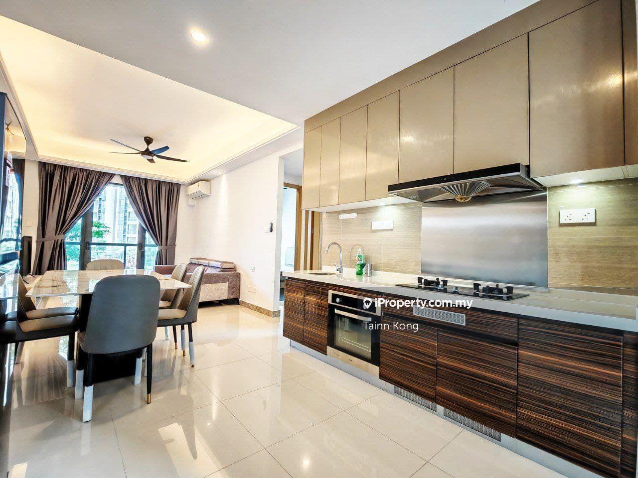 Fully Furnished With Cozy Design ! Walking Distance to Ciq.