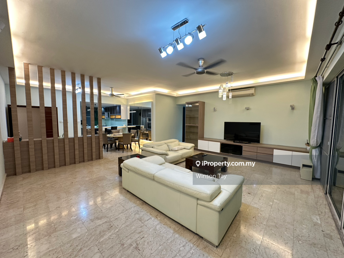 2207sf, Freehold, Renovated unit 