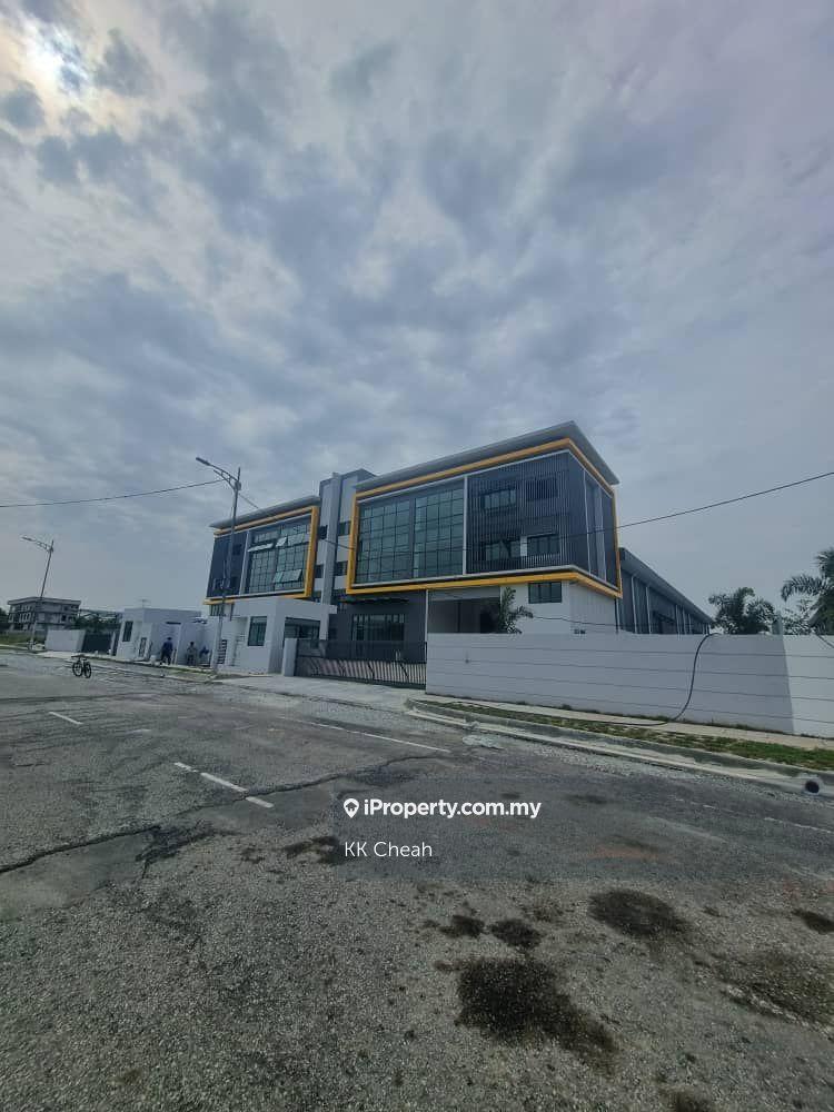 Bandar Serenia Dengkil 3 Storey Semi-D Factory For Sale