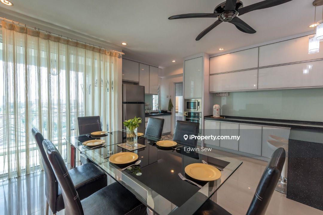 Strategic location. Easy access to everywhere. Near shops, food stalls