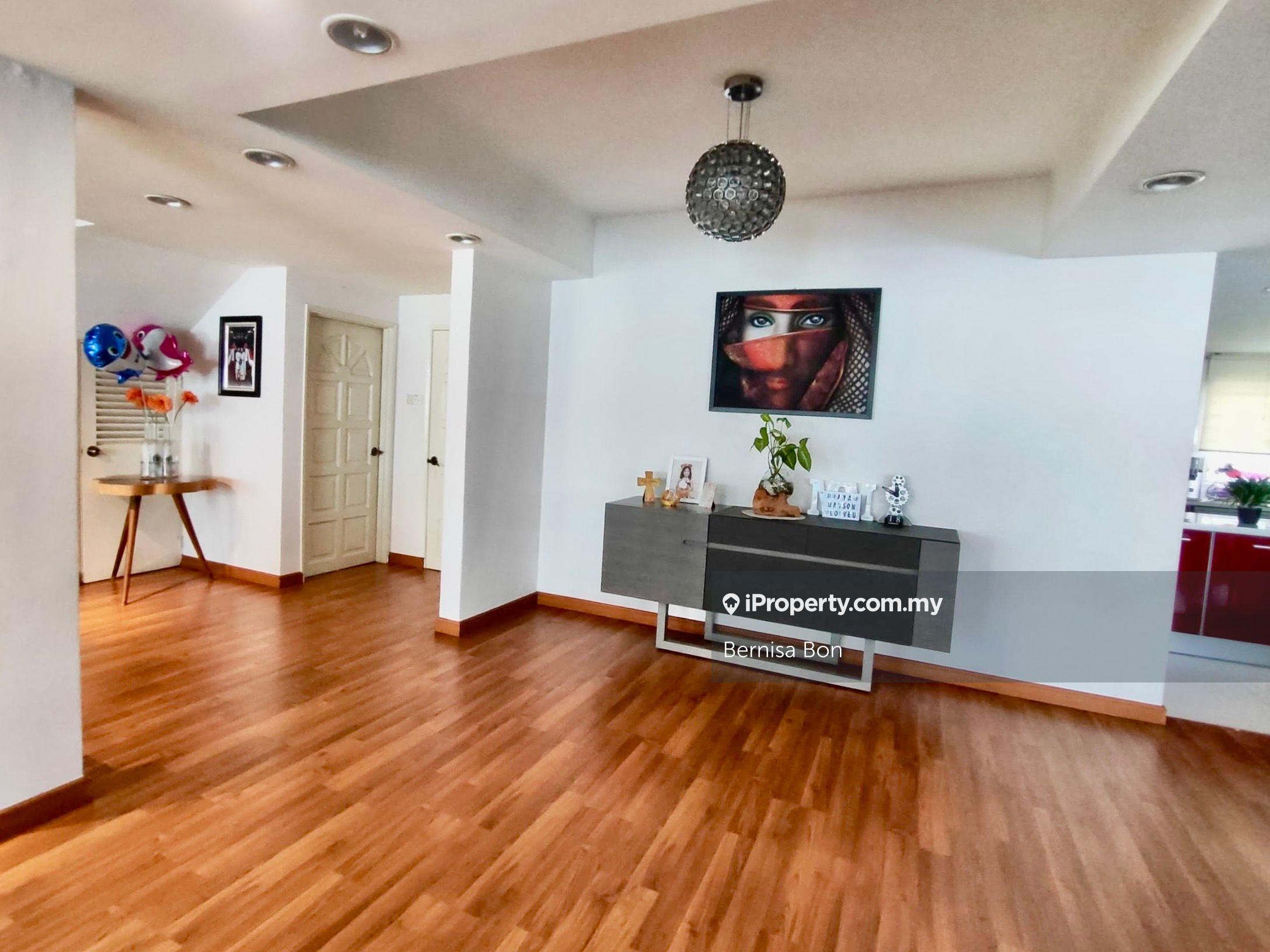 Renovated move in condition semid , freehold, quiet street.