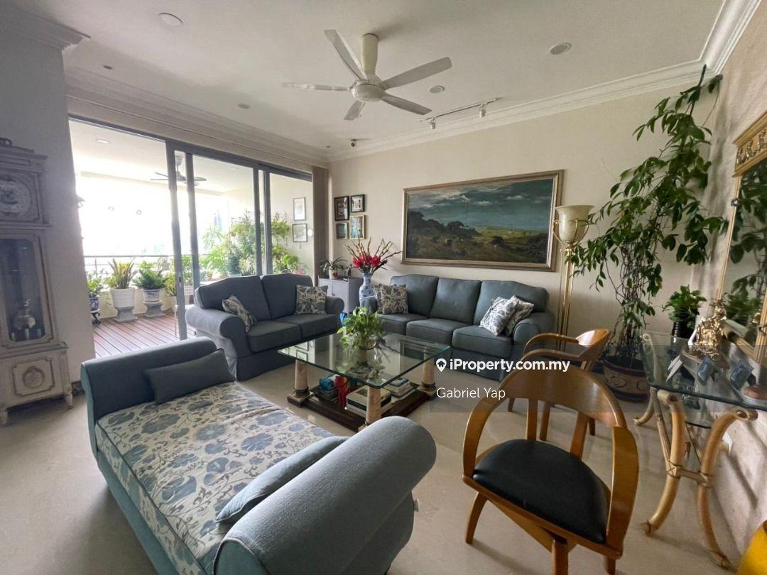 Tastefully Renovated Penthouse in Immaculate State & Unblocked View