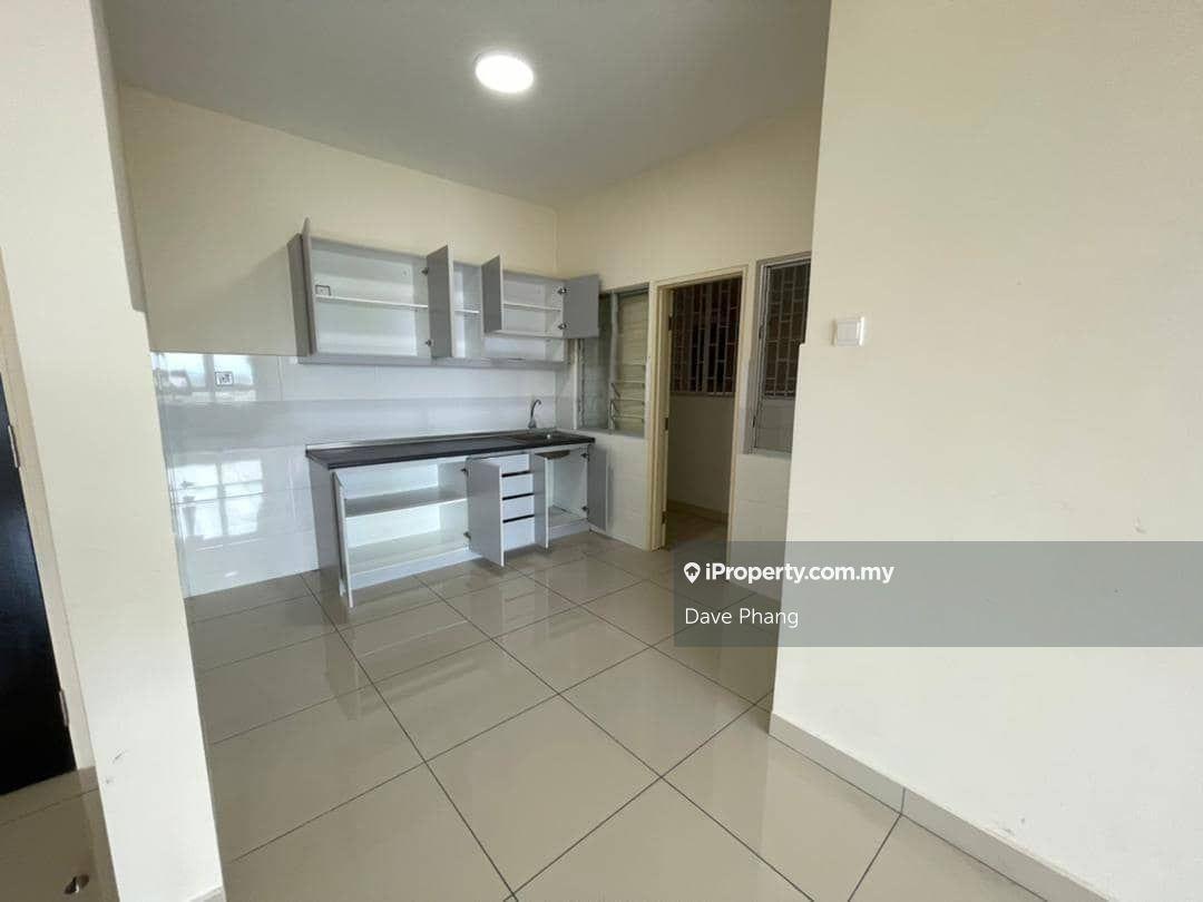 Next to MRT partial furnish with aircond & kitchen cabinets 2 parking