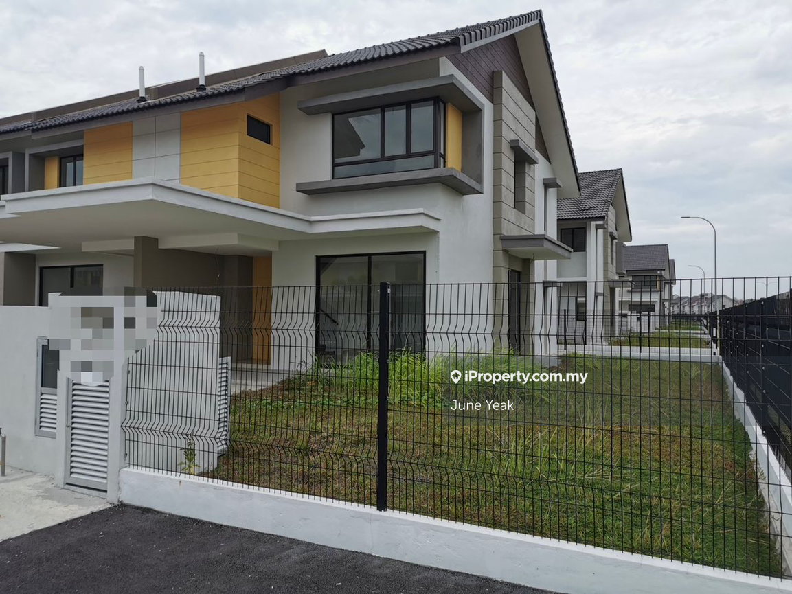 Bandar Mahkota Banting End Lot With Land 2 Storey House Guarded 