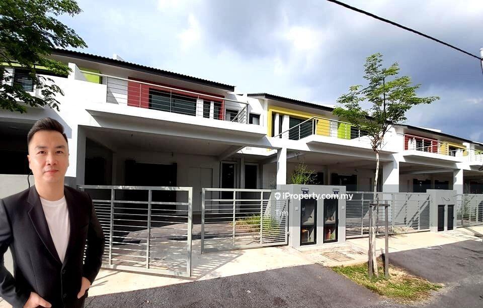 Freehold Brand New Subsales House In Good Area.