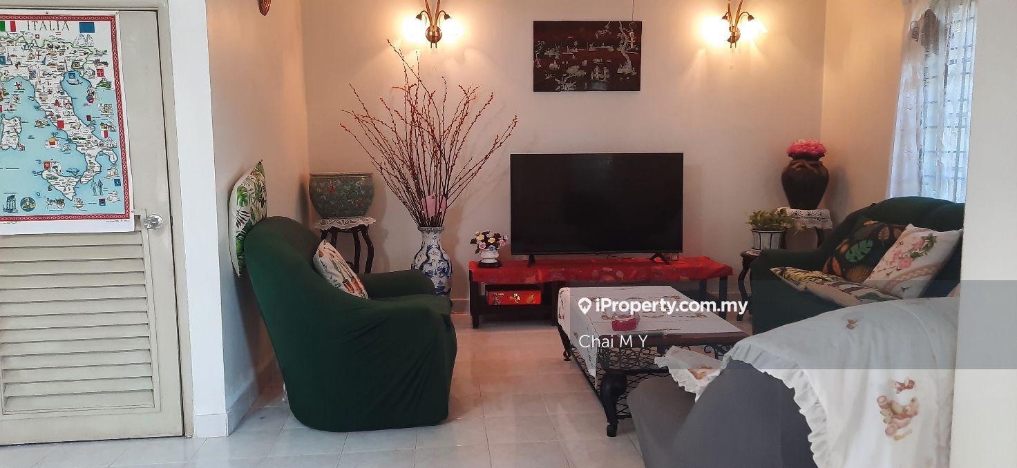 Very well maintain semi d hse, beautiful garden, extend room & kitchen
