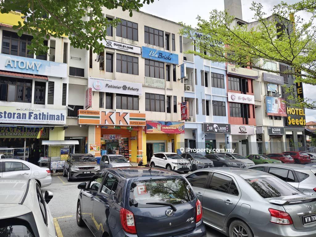 4 Storey Shop Facing Main Road with Lift