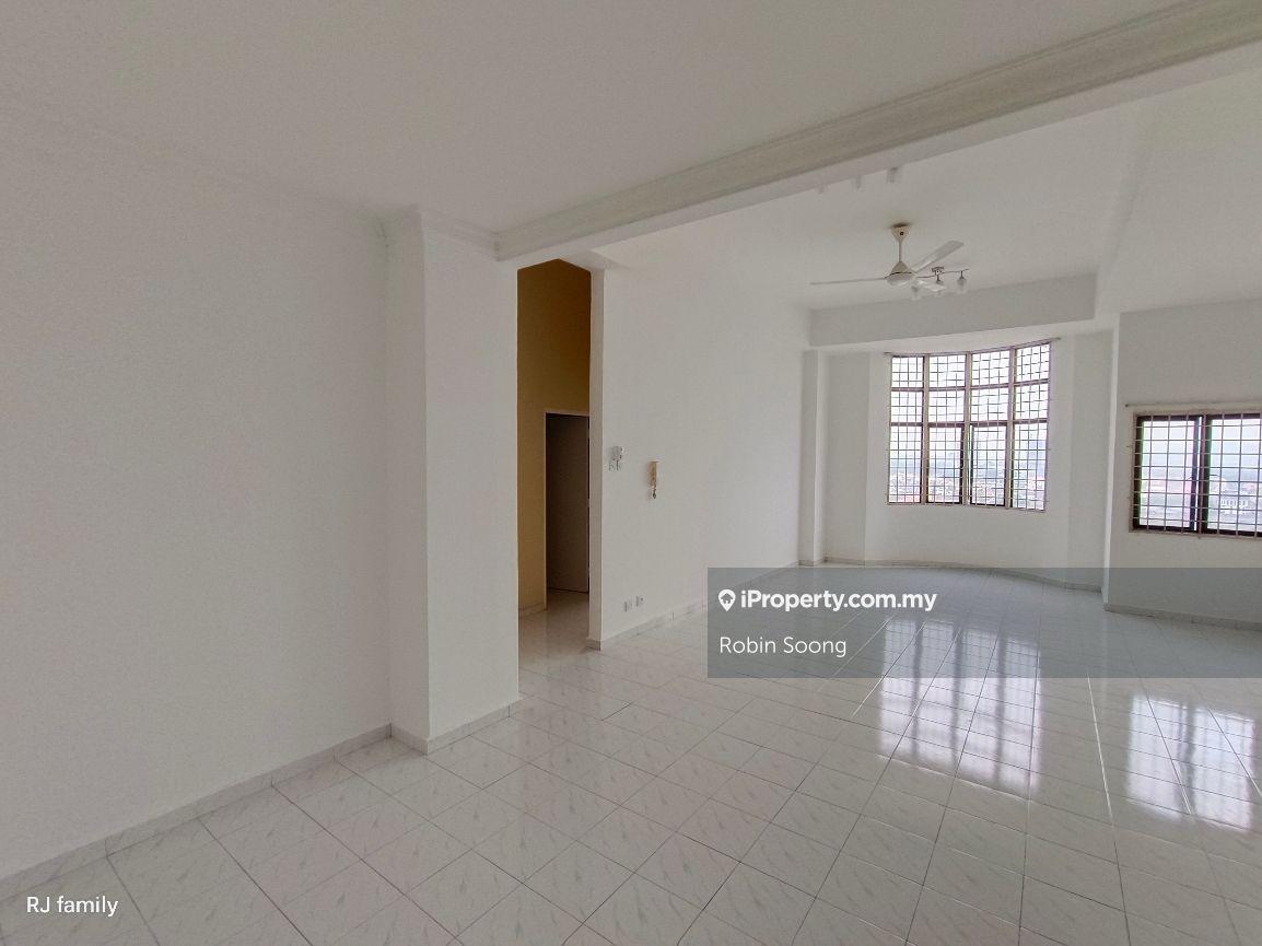 Freehold Condominium in Ujong Pasir