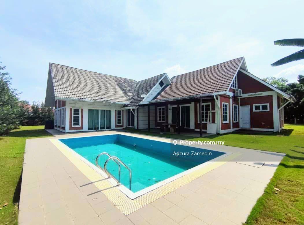Spacious Land with Pool 1.5 Storey Bungalow Country Heights Kajang