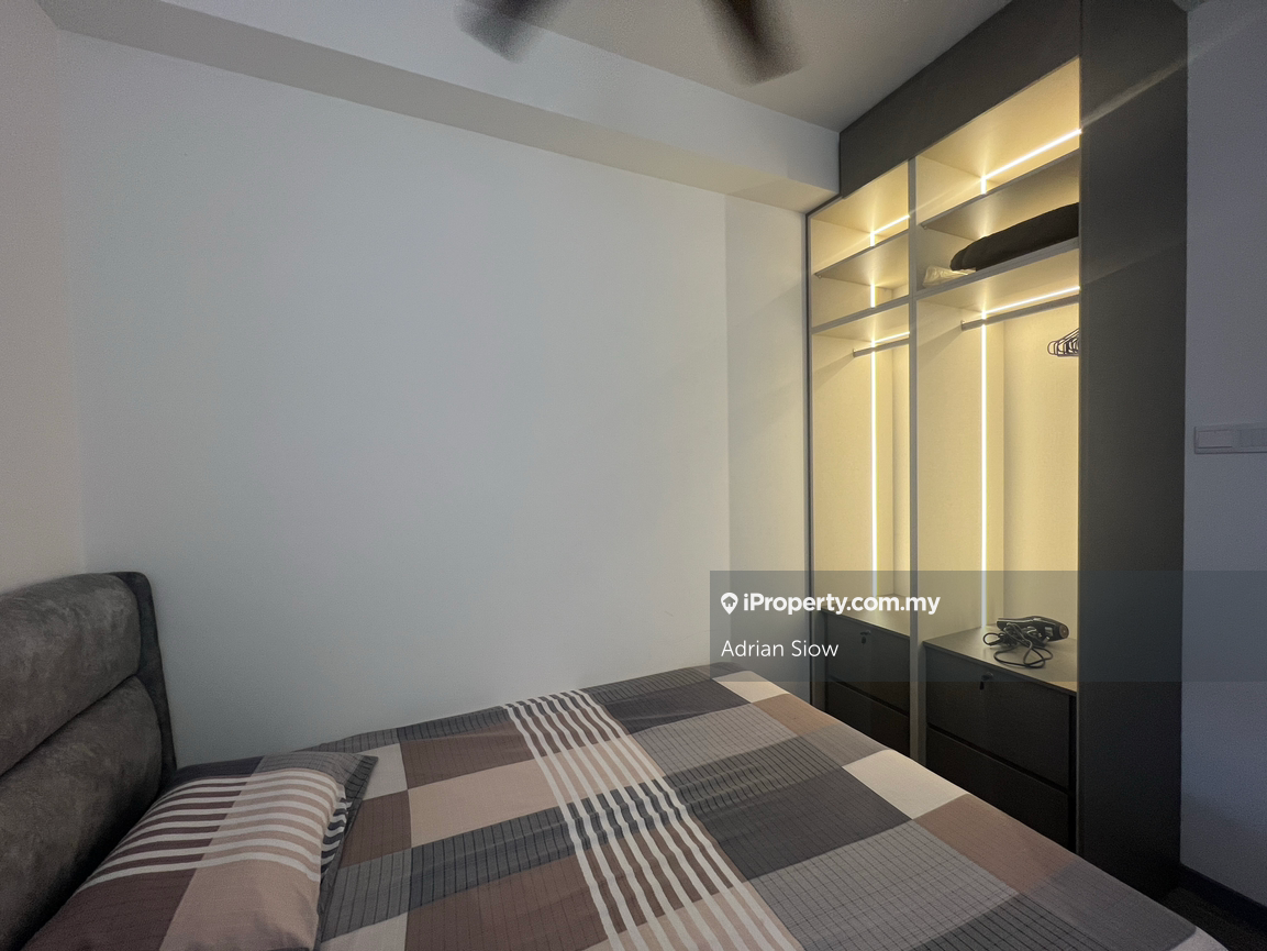 Middle room for rent, female unit, include utility & cleaning service