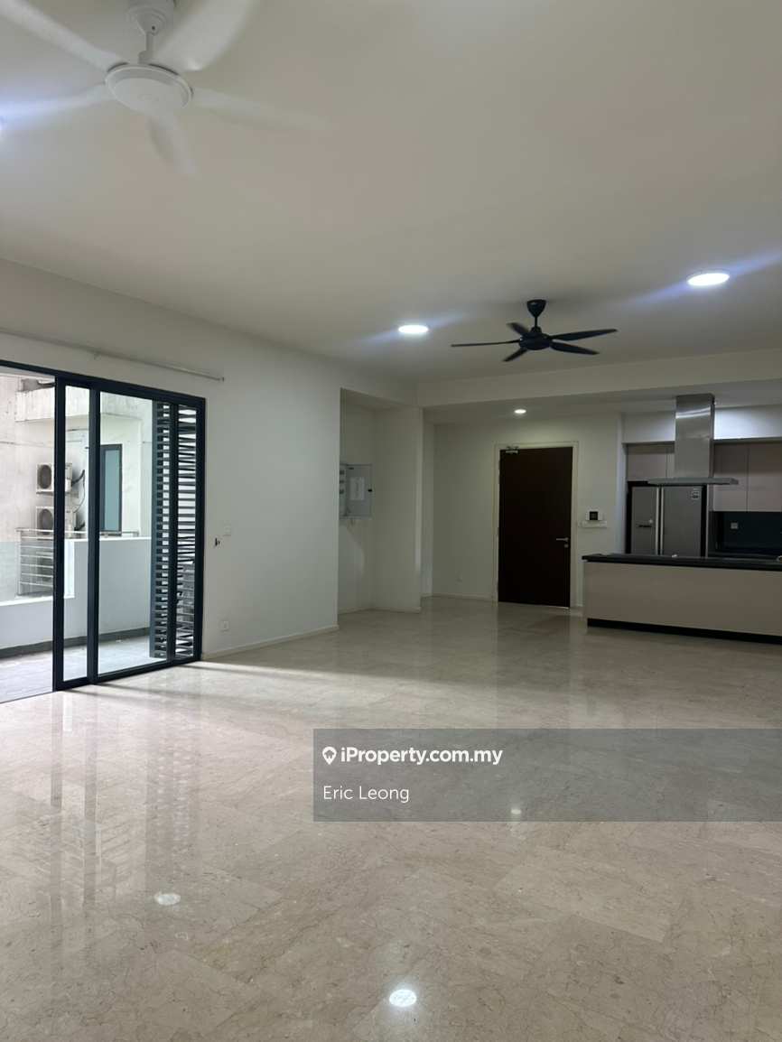 Low floor with pool view 