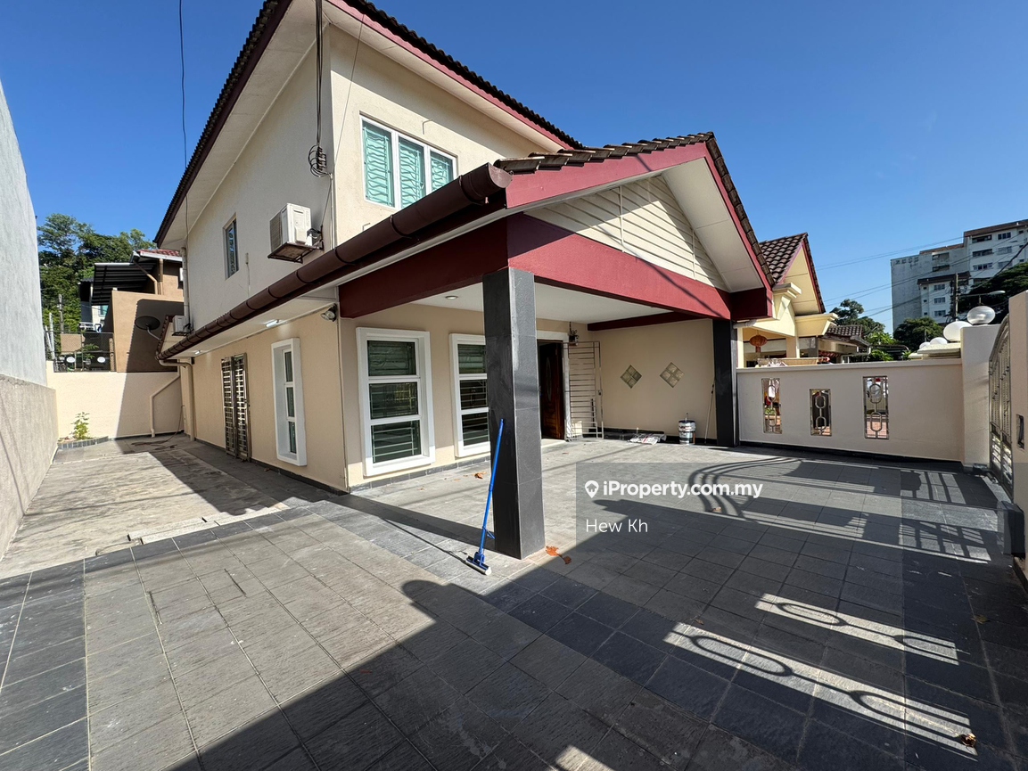 2 storey refurbished semi d located at Bukit Serdang for sale