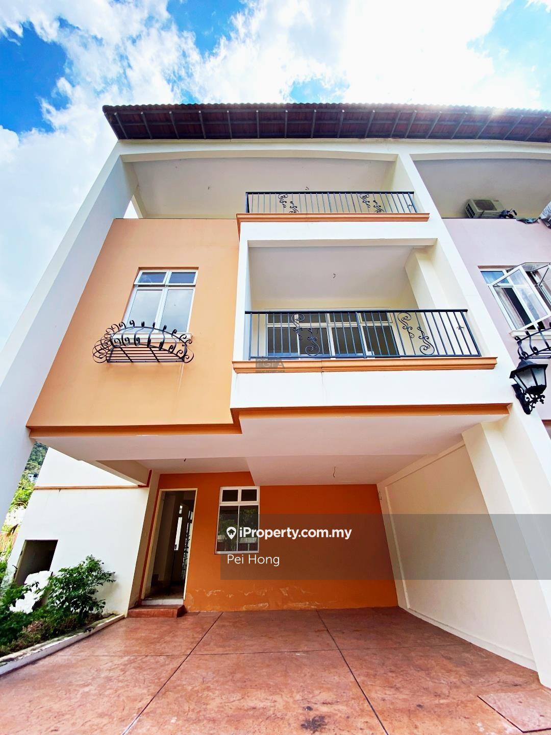 Three-Storey Corner Terrace with Private Garden in Sierra Pinang