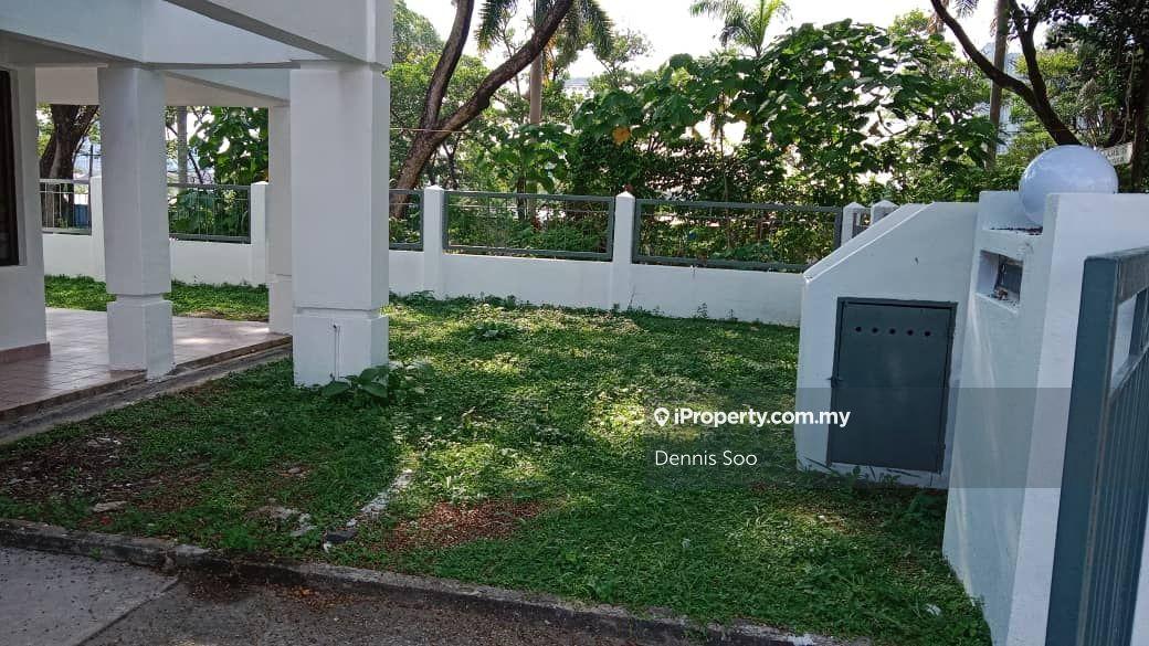 Corner house with side land garden
