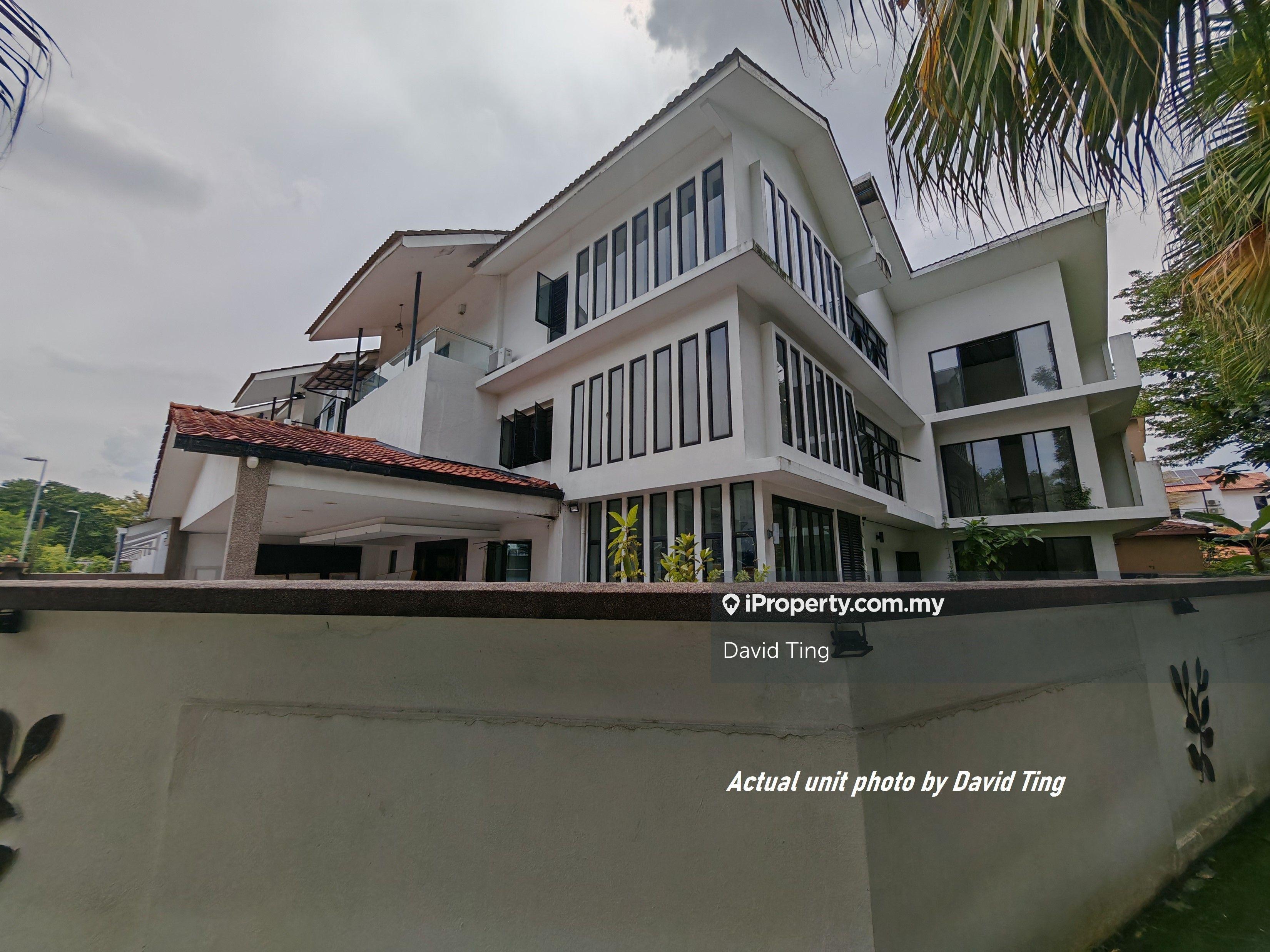Meadow Lake Fields KL 3 Storey Corner House With Big Land For Sale