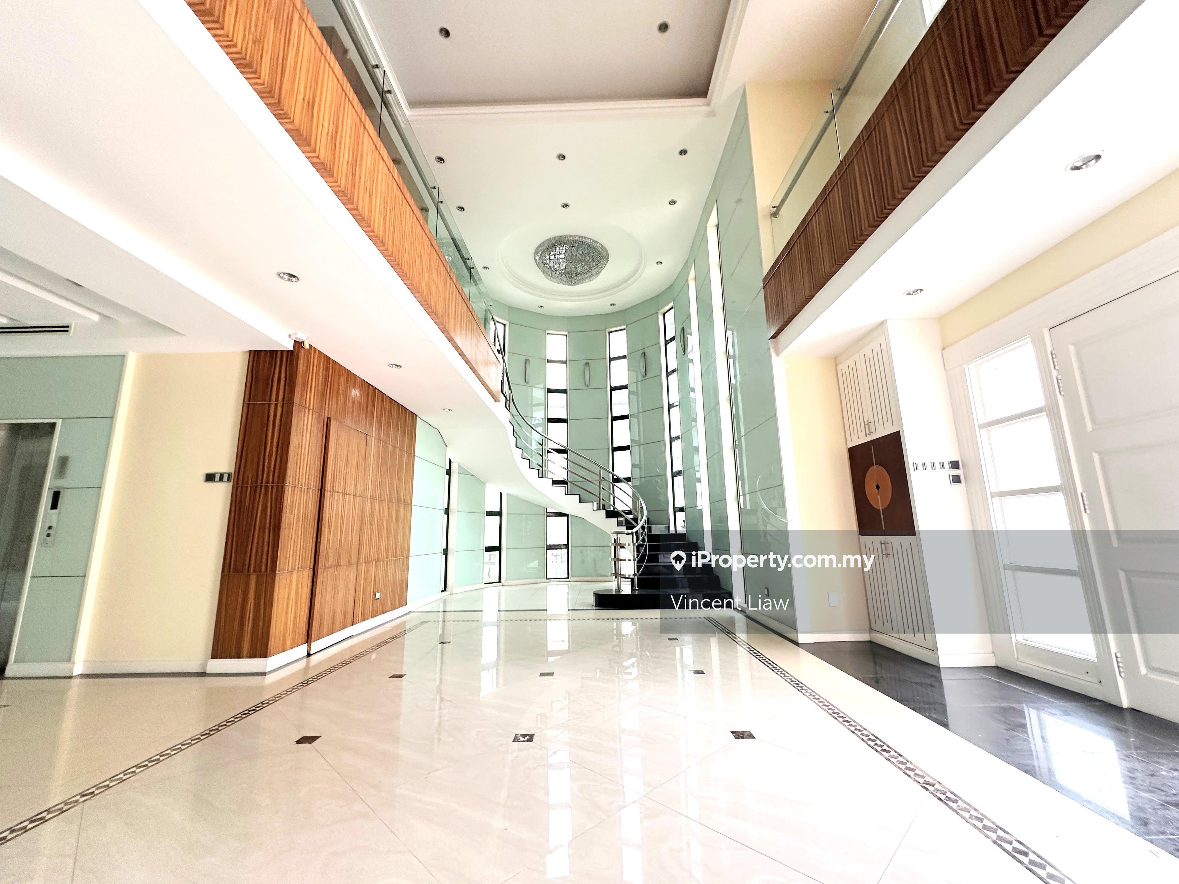 2.5 storey Bungalow with Golf View & Lift