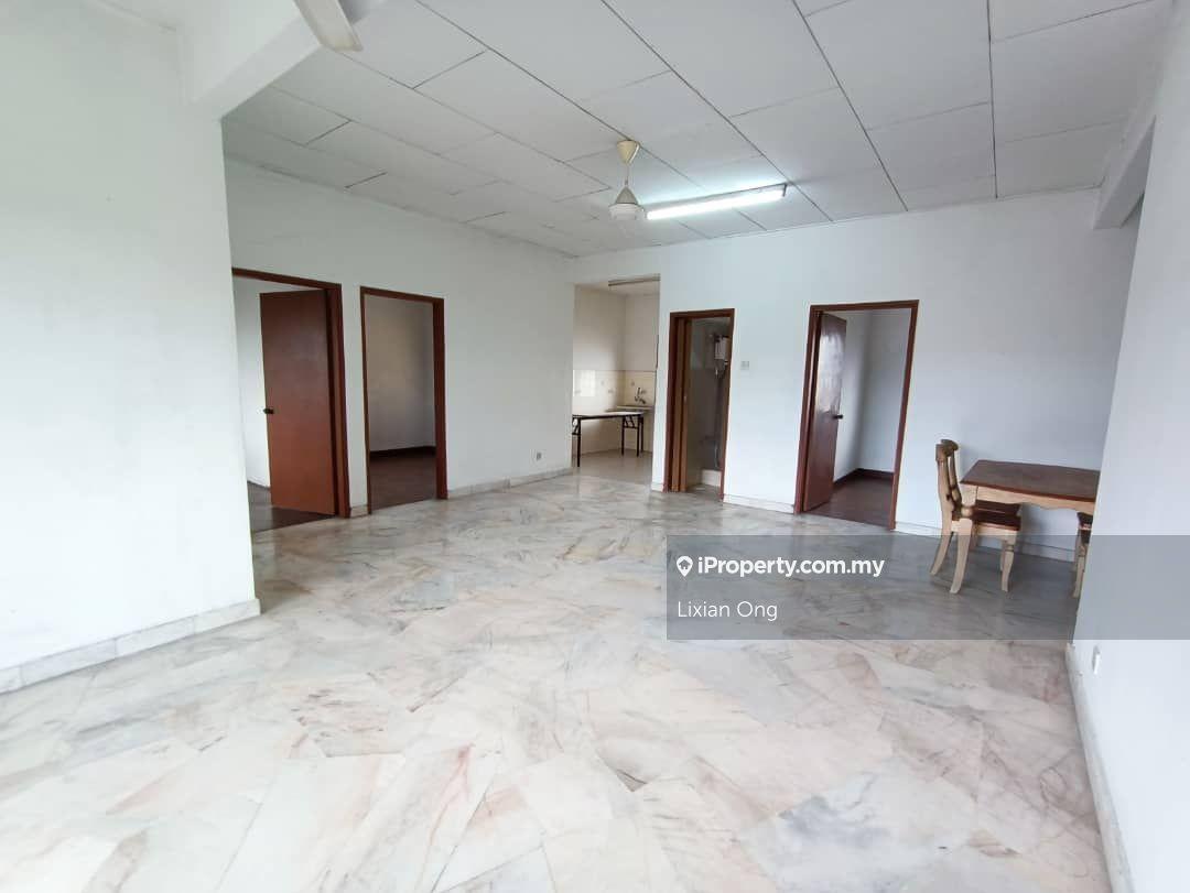 Apartment Goodyear Court 3 short walk to LRT Taipan Corner Unit