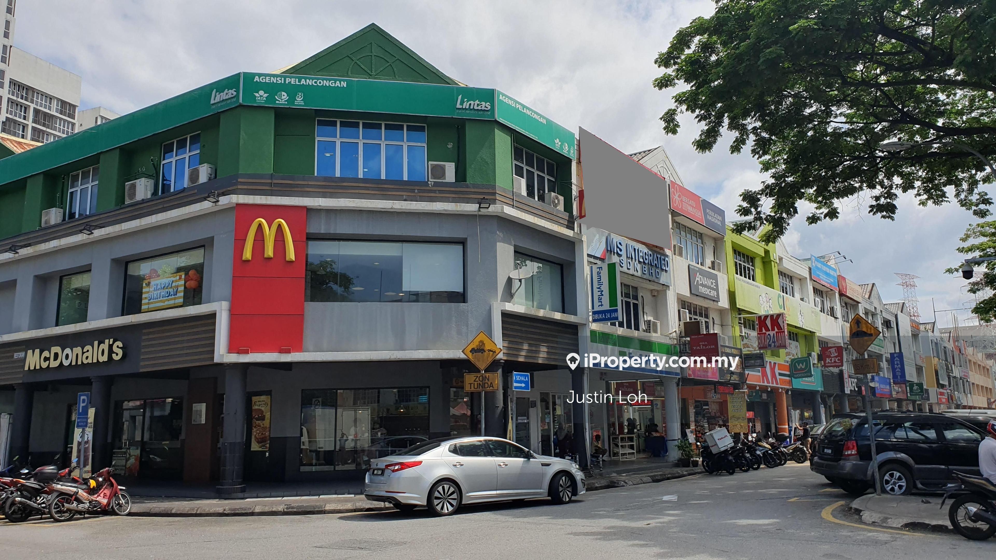 Super Rare Extra Large Ground Floor Unit Facing Main Road
